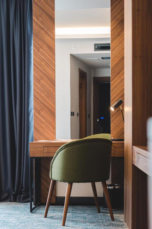 Bristol Hotel Подгорица Екстериор снимка