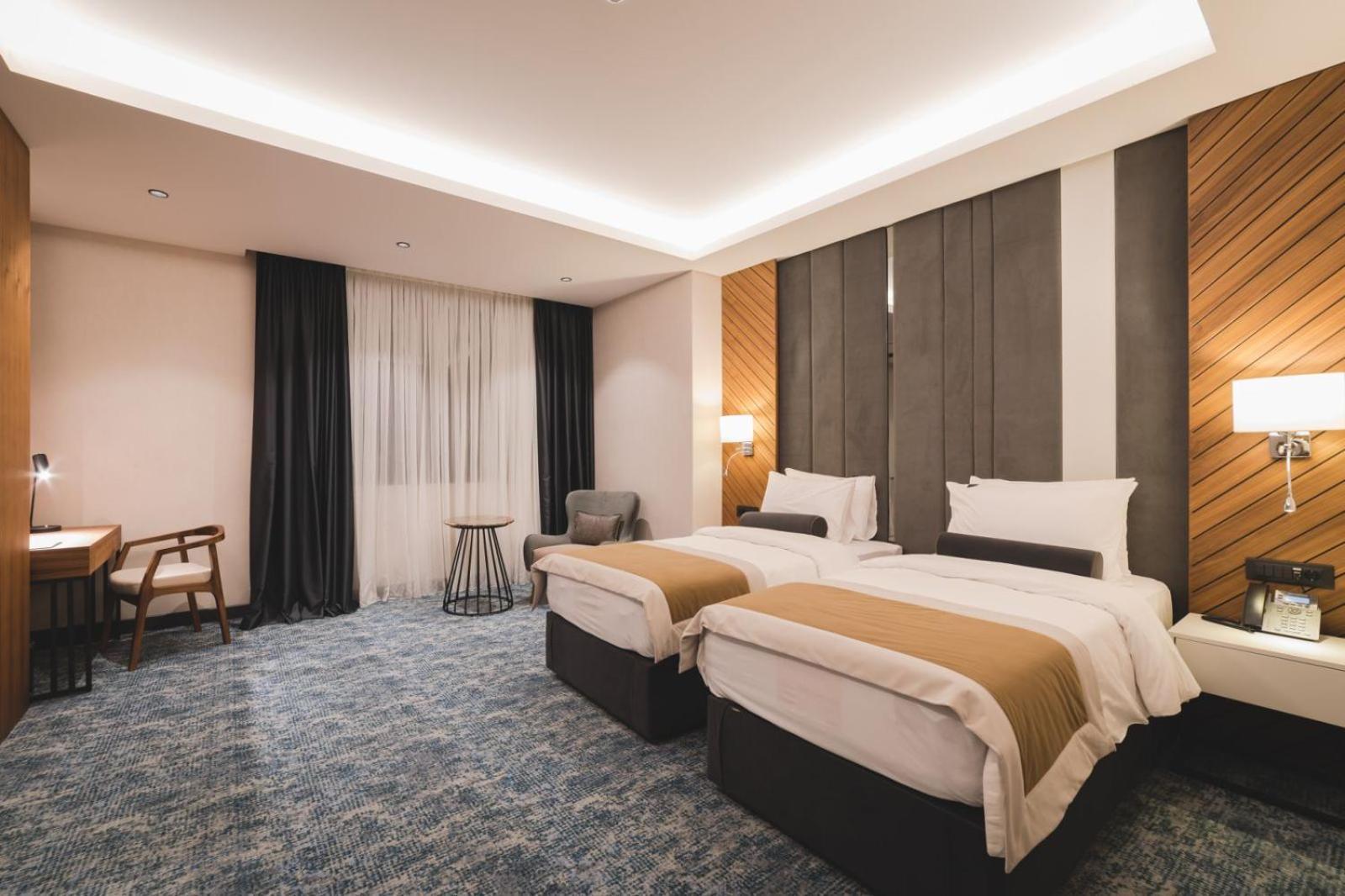 Bristol Hotel Подгорица Екстериор снимка