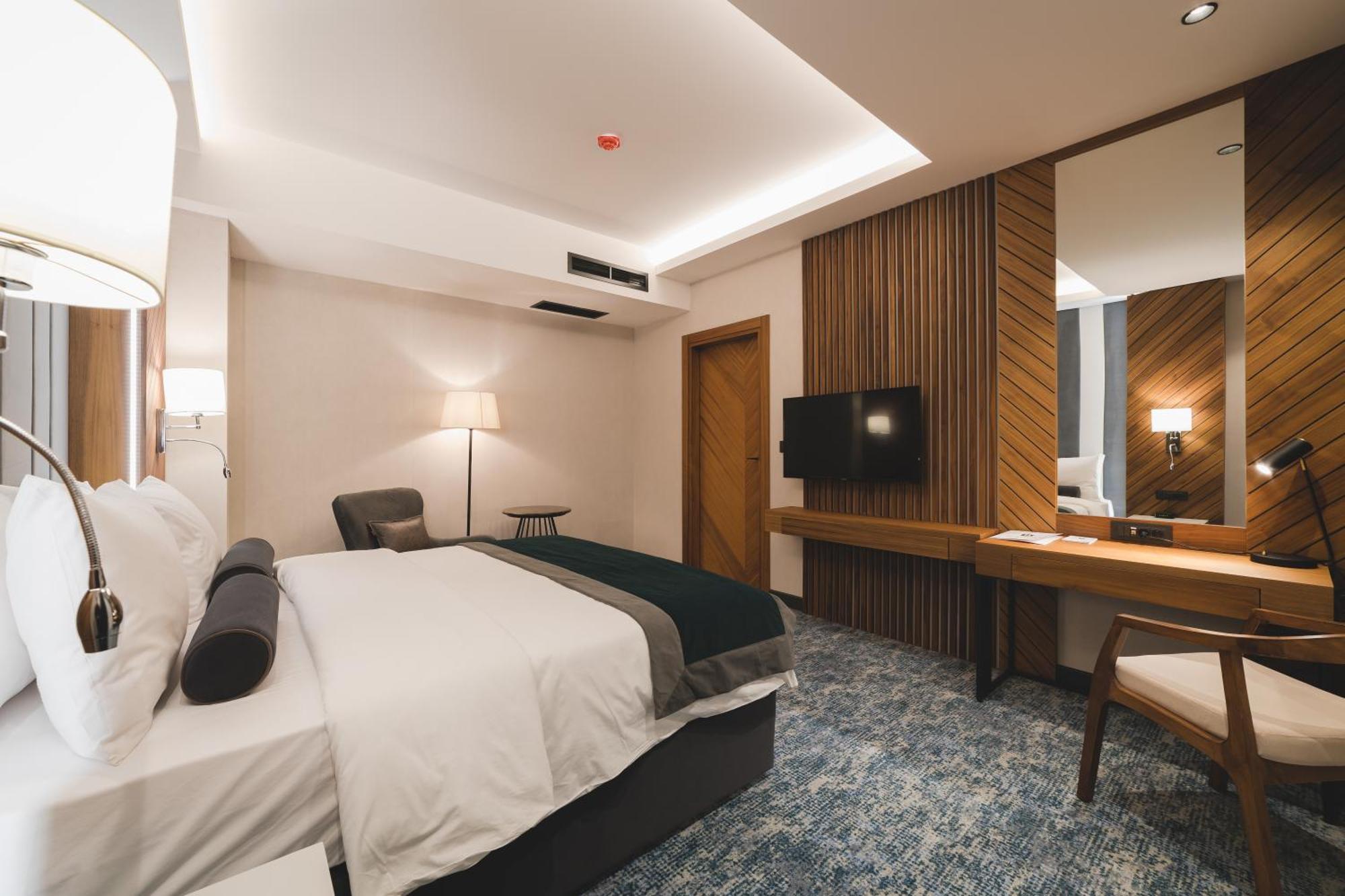 Bristol Hotel Подгорица Екстериор снимка